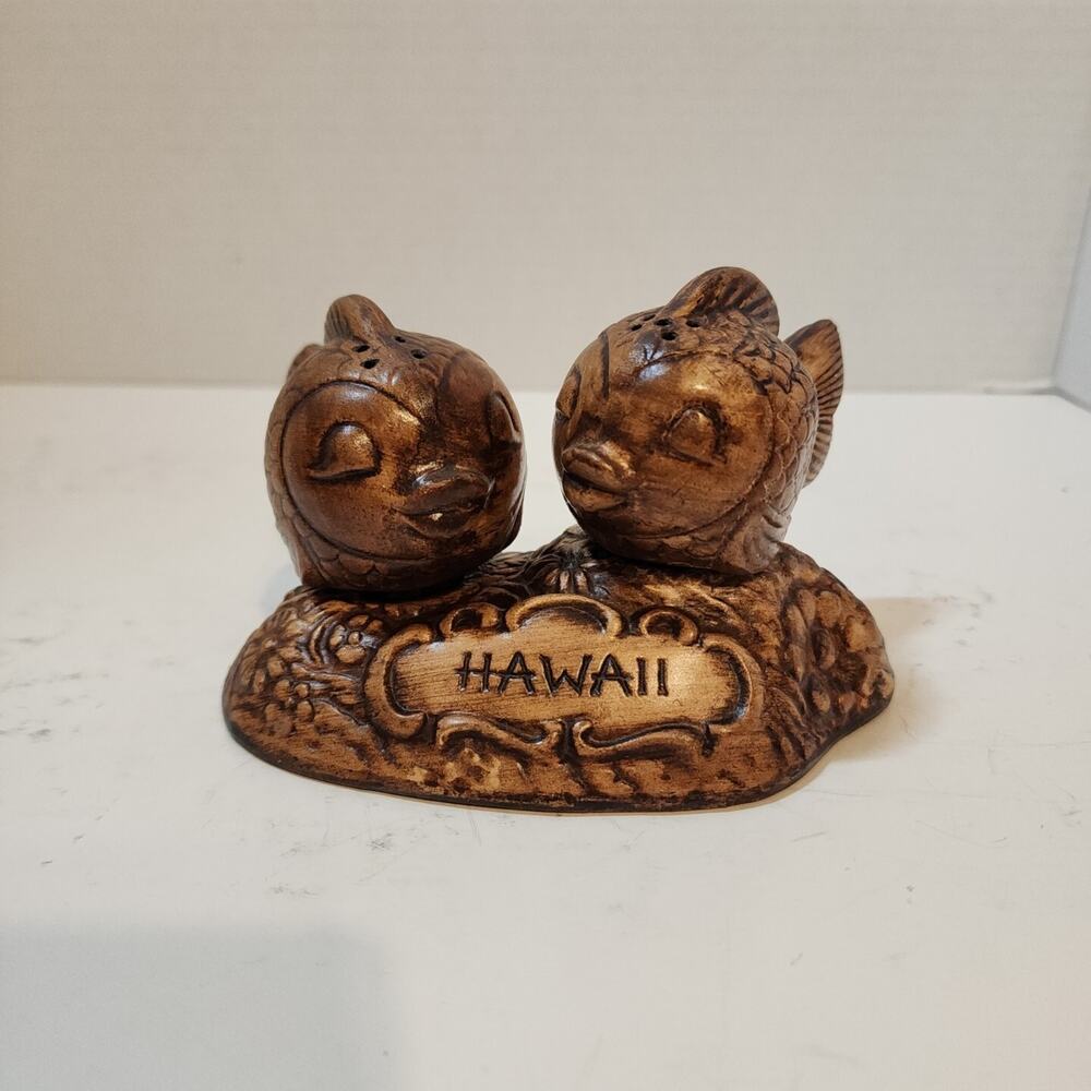 Vtg HAWAII Kissing Fish Salt & Pepper Woodtone Ceramic Shakers Treasure Craft